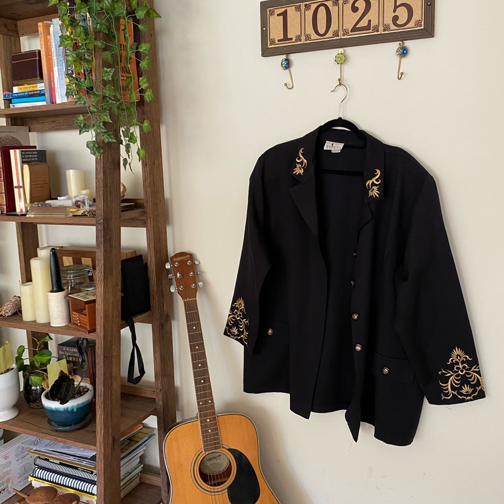 VINTAGE BLACK AND GOLD PLUS SIZE FANCY BLAZER